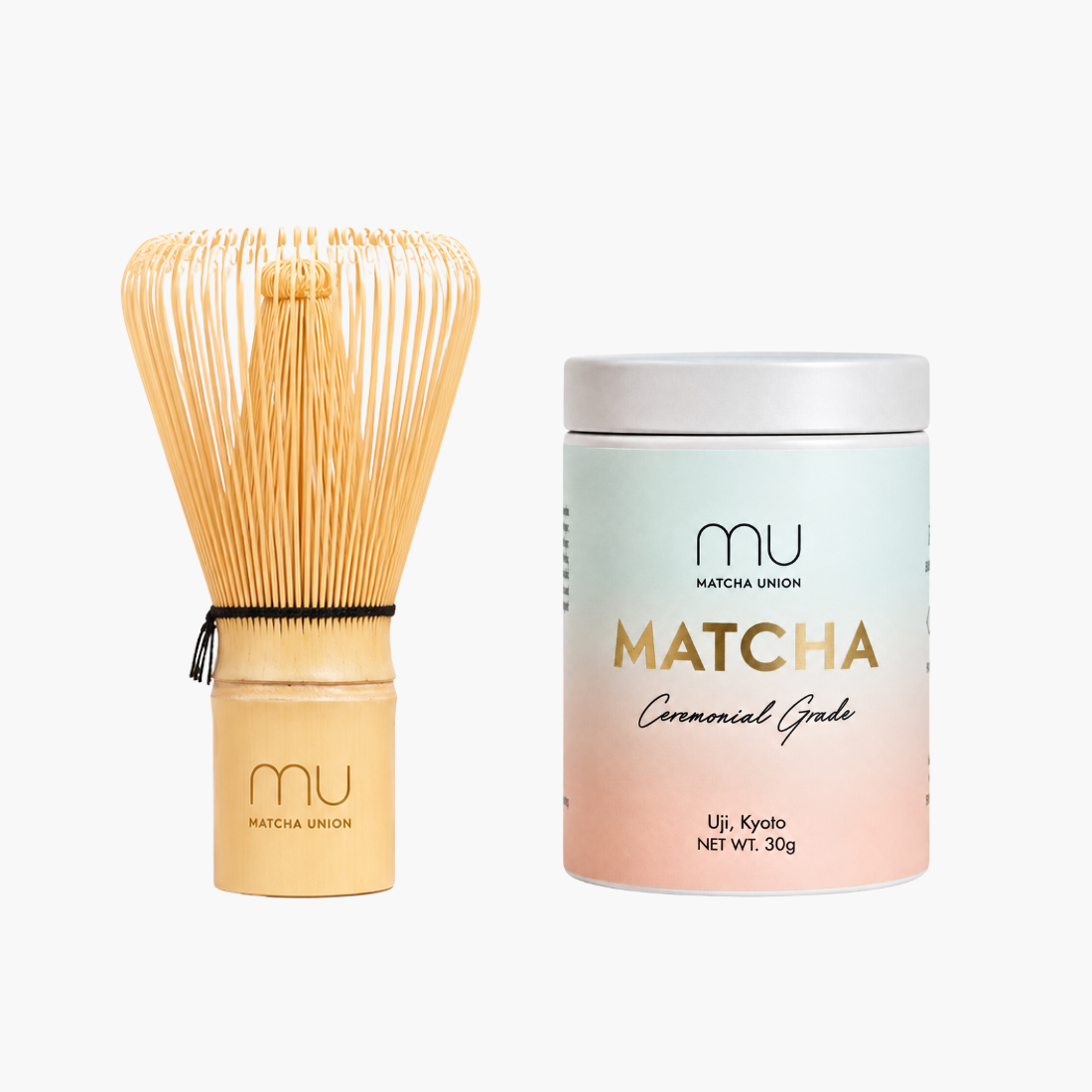 Matcha Union Ceremonial Matcha Kit mit einer 30g-Dose Matcha aus Uji, Kyoto und einem logogravierten Bambusbesen, für die traditionelle Matcha-Zubereitung.