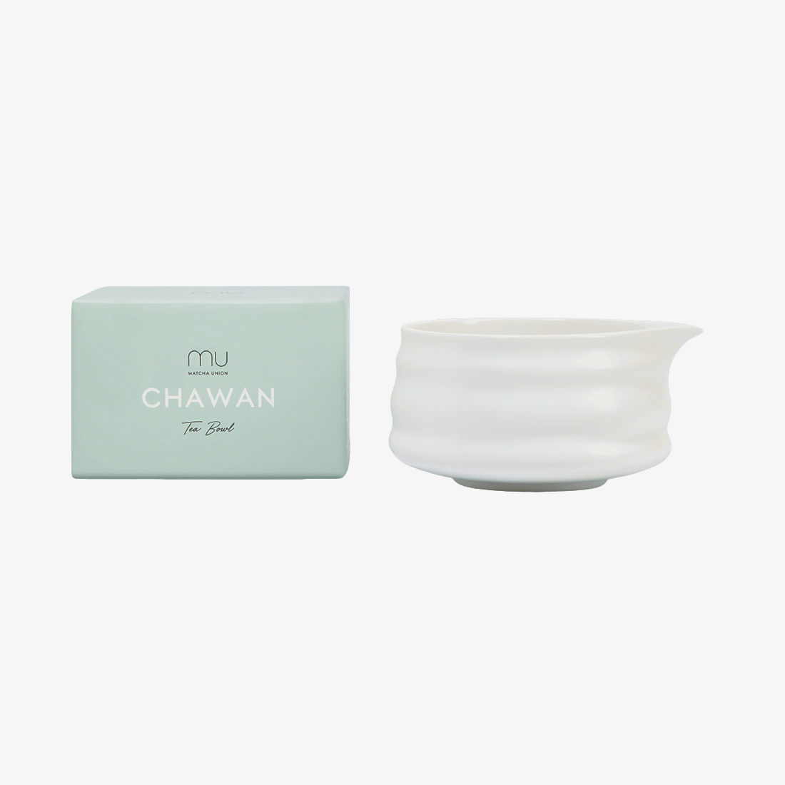 Weiße Matcha Union Easy Pour Matcha Bowl aus Keramik neben ihrer mintgrünen Chawan Tea Bowl Box, mit gerillten Seiten und Ausgießer.