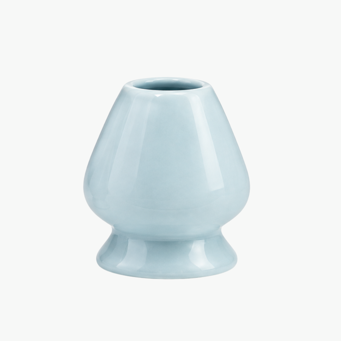 Blau glasierter Matcha-Besenhalter aus Keramik mit rundem, konisch zulaufendem Körper und ausgestelltem Fuß, der die Bambusborsten beim Trocknen stützt.