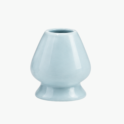 Blau glasierter Matcha-Besenhalter aus Keramik mit rundem, konisch zulaufendem Körper und ausgestelltem Fuß, der die Bambusborsten beim Trocknen stützt.